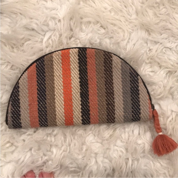 Universal Thread Clamshell Clutch- NWOT - Picture 7 of 8